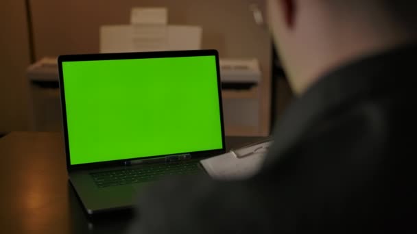 Giovane studio caucasico soluzione compito di scrittura maschile su tablet PC dal computer portatile — Video Stock