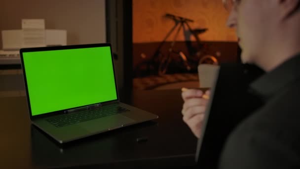 Científico explicando fórmulas en la tableta de texto detrás de la pantalla verde portátil — Vídeo de stock