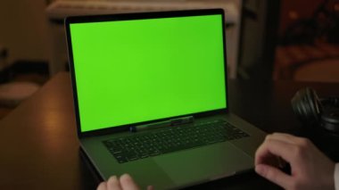 Gözlüklü beyaz doktorun evdeki teşhisi açıklarken arka planı.