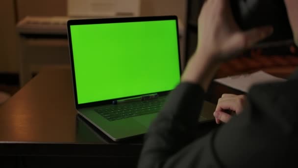 Кавказький інженер-самець з VR шолом на ноутбуці з зеленим екраном — стокове відео