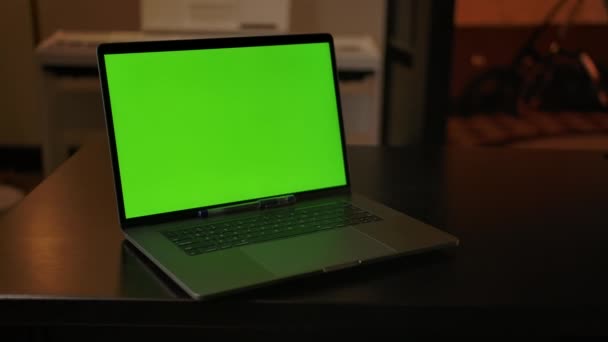 Dolly in Schuss von Green Screen Laptop im Innenraum des gemütlichen Home Interieur — Stockvideo