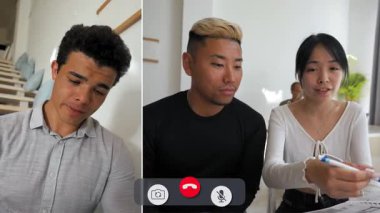 Bir adam çevrimiçi görüşme sırasında arkadaşıyla konuşurken sıkılmış görünüyor. Oturma odasında oturup ellerinde kağıt ve kalemlerle bir şeyler tartışıyorlar..