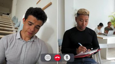 İnternetten arayan bir adam sıkılmış görünüyor. O, parlak bir odada otururken notlar alır. Arka planda başka bir kişi daha görünüyor, o da görevine odaklanmış durumda..