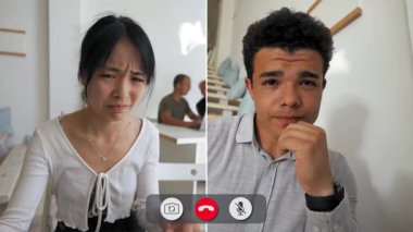 Arkadaşları farklı duyguları ifade ederken bir adam online arama sırasında sıkılmış görünüyor. Ayarlar arka planda merdiveni olan bir evi gösteriyor..