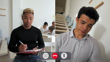 Bir adam çevrimiçi bir çağrıya katılıyor ama notlar yazarken sıkılmış görünüyor. Arka planda bir kişiyle birlikte bir odada. Çağrı gündüz vakti gerçekleşiyor..