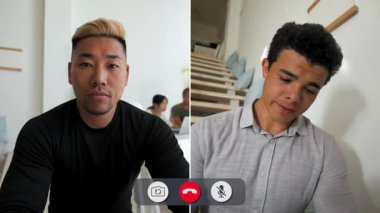 Bir adam çevrimiçi görüşme sırasında bilgisayarının başında oturuyor. Ekranda başka biriyle konuşurken sıkılmış ve ilgisiz görünüyor..