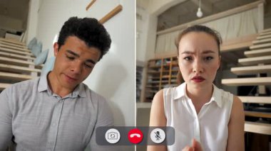 Bir adam çevrimiçi bir aramada arkadaşıyla konuşurken sıkılmış görünüyor. İkisi de kendi evlerinde. Konuşmalarla boğuşuyorlar ve kendilerini garip hissediyorlar..