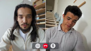 Evde oturan bir adam, çevrimiçi bir görüşme sırasında ekranda sıkılmış görünüyor. Bakışlarını değiştiriyor ve diğer kişiyi beklerken saati kontrol ediyor..