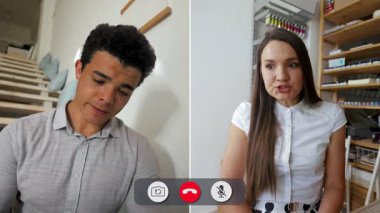 Bir adam çevrimiçi bir çağrıya katılırken sıkılmış görünüyor. Bir kadın konuşuyor ve nişanlı görünüyor. İkisi de farklı yerlerde ve ekranlar aracılığıyla etkileşim içindeler..