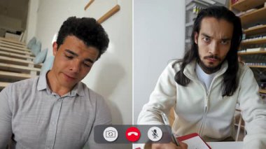 Bir adam internette not alırken sıkılmış görünüyor. Arka planda merdivenleri olan bir odada oturuyor. Gündüz oldu ve dikkati dağılmış gibi görünüyor..