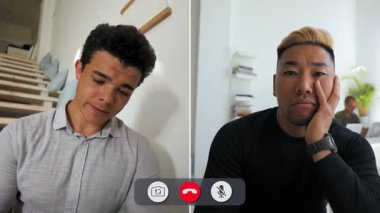 İnternetten arayan bir adam evde oturup sıkılmış görünüyor. Bir arkadaşıyla iletişim kuruyor ama sohbet sırasında ilgisiz ve dikkati dağınık görünüyor..