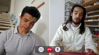 Bir adam çevrimiçi görüşme sırasında bilgisayarının başında oturuyor. Ekranla etkileşime girerken sıkılmış ve dikkati dağılmış görünüyor. Arama öğleden sonra evden yapılıyor..