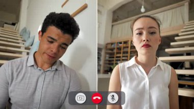 Bir adam ve bir kadın ayrı ekranda görüntülü görüşme yapıyorlar. İkisi de evlerinde otururken can sıkıntısı belirtileri gösteriyor. Arka plan gelişigüzel bir ayar olduğunu gösteriyor..