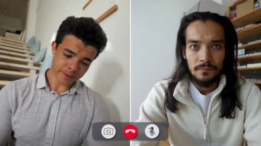 Bir adam boş bir odada bir arkadaşıyla video görüşmesinde oturuyor. Can sıkıntısı ve dikkat dağınıklığı belirtileri gösteriyor. Sohbet pek bir şey yapmadan devam ediyor..