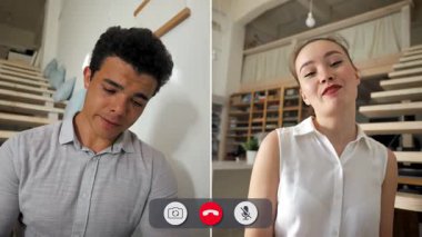 Çevrimiçi görüşme sırasında iki kişi ekranda bölünmüş durumda. Kadın farklı ifadeler sergilerken, erkek sıkılmış görünüyor, ilginç bir değişim yaratıyor..