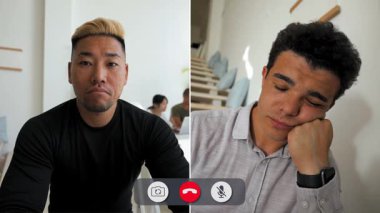 Çevrimiçi bir aramada iki adam bağlanıyor. Biri meşgul kalmak için çabalarken diğeri ilgisiz görünüyor. Ayarlar ev arkaplanı ve basit dekorla gelişigüzel..