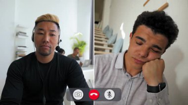 İnternetten iki adam arıyor. Biri konuşurken diğeri sıkılmış görünüyor. Her ikisi de basit arkaplanlarla bölünmüş bir ekranda görünür. Günün saati açık değil..