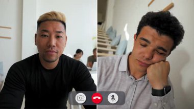 Bir adam bir arkadaşıyla ekran başında oturuyor. Sıkılmış ve ilgisiz görünüyor. Çok az aktiviteyle bir ev ortamındalar. Aramalar hayal kırıklığını gösteriyor..