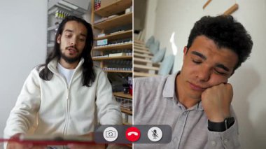 Bir adam çevrimiçi görüşme sırasında cihazının önünde oturuyor. Can sıkıntısı belirtileri gösteriyor ve dikkatini ekranı ile diğer aktiviteleri arasında gidip geliyor..