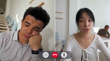 Bir adam, bir kadınla ekrandan görüşme yaparken ilgisiz görünüyor. Arka planda başka biri görünürken farklı yerlerde konuşuyorlar..