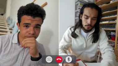 Bir adam çevrimiçi görüşme sırasında bilgisayarın başında oturuyor. Bir şey olmasını beklerken sıkılmış görünüyor. Etkileşim yavaş ve etkisiz görünüyor..