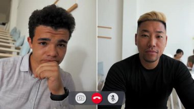 Bir adam ekranın önünde oturmuş arkadaşlarıyla internetten konuşuyor. Sohbet sırasında sohbet ederken can sıkıntısı belirtileri gösteriyor..