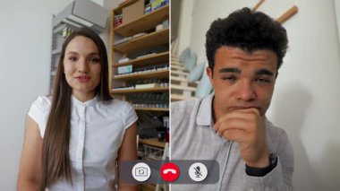 Bir adam çevrimiçi görüşme sırasında can sıkıntısı gösterir. Bir kadın konuşurken gözlerini kaçırıyor. Ayarlar, arka planda kitap rafları olan basit bir oda..