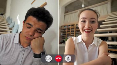 Bir kadın canlı canlı konuşurken, bir erkek çevrimiçi görüşme sırasında sıkılmış görünür. Aydınlık bir odada, arka planda merdivenlerle sohbet ediyorlar..