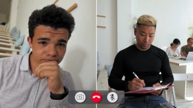 Bir adam bir kafede oturuyor ve bir arkadaşıyla çevrimiçi görüşme yapıyor. Başını elinde tutarken ve notlarına bakarken bariz can sıkıntısı belirtileri gösteriyor..