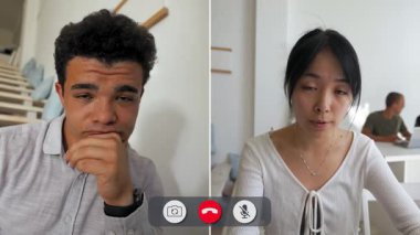 Bir erkek ve bir kadın çevrimiçi görüşme yapıyorlar. Kadın konuşurken adam yorgun ve sıkılmış görünüyor. Planları ve faaliyetleri hakkında düşüncelerini paylaşıyorlar..