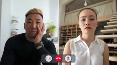 Öğrenciler ve öğretmenler çevrimiçi bir arama yoluyla iletişim kuruyor, duyguların karışımını sergiliyorlar. İfadeler can sıkıntısından odaklanmaya dönüşür, öğrenmenin çekici bir anını yaratır..