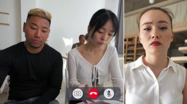 İki öğrenci ayrı bir ekranda yan yana oturuyor ve online derste çeşitli duygular sergiliyorlar. Yoğun odaklanma ve ruh hali değişimi canlı bir atmosfer yaratır..