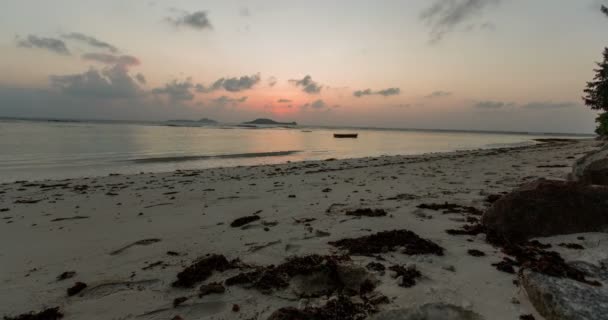 Solnedgång vid tropiska ön — Stockvideo