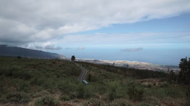 Τρέχει σύννεφα στο βουνό νησί — Αρχείο Βίντεο