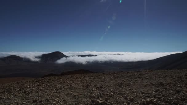 Nubes corriendo en la isla de montaña — Vídeos de Stock