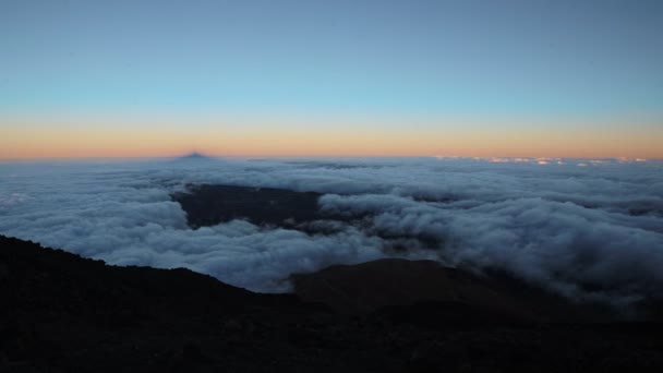 Nubes corriendo en la isla de montaña — Vídeo de stock