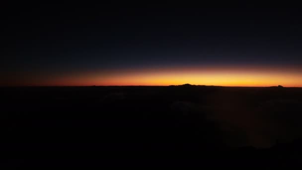 Lever du Soleil avec Nuages Rinning sur l'île de Tenerife — Video