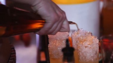Barmen eli titretici kokteyl döker.