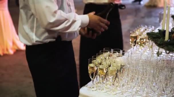 Servitörer hälla champagne i glas — Stockvideo