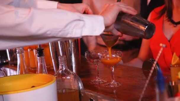 Barmanská ruka s třepačem nalévání koktejl — Stock video