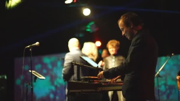 SAINT-PETERSBURG - DIC 25: pianista tocando con banda de canto — Vídeos de Stock