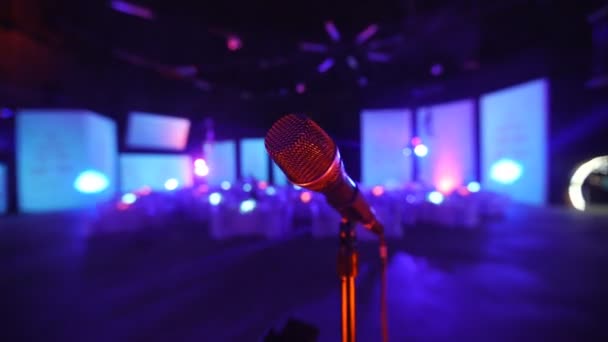 Microphone sur scène dans une salle de concert 1 — Video