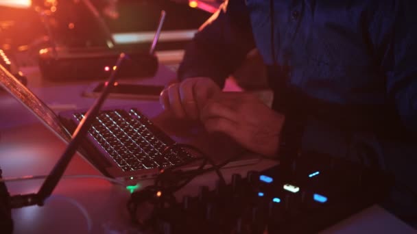 DJ bekerja dengan Laptop. lampu merah di latar belakang 2 — Stok Video