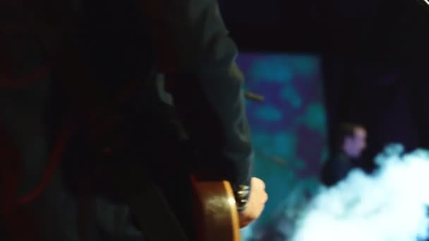 Игра гитариста на сцене — стоковое видео