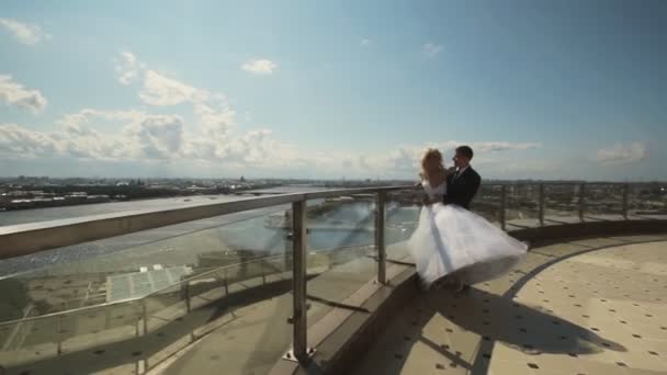 Санкт-Петербург - 25 липня: Молода пара обіймати на даху хмарочоса — стокове відео