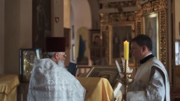 SAINT-PETERSBURG - JUL 25: Casamento ortodoxo tradicional da igreja — Vídeo de Stock