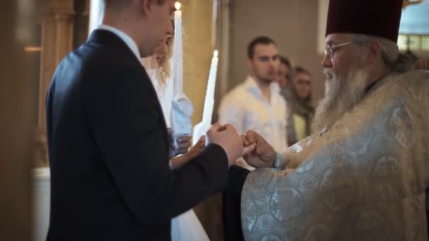 SAN PETERSBURGO - 25 DE JUL: Tradicional boda de la iglesia ortodoxa — Vídeos de Stock