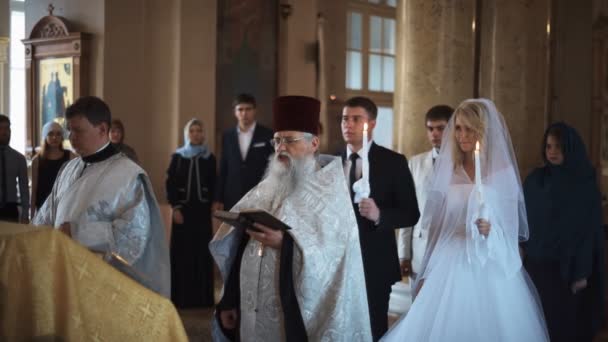 Saint-petersburg - 25. jul: traditionelle orthodoxe kirchliche hochzeit — Stockvideo