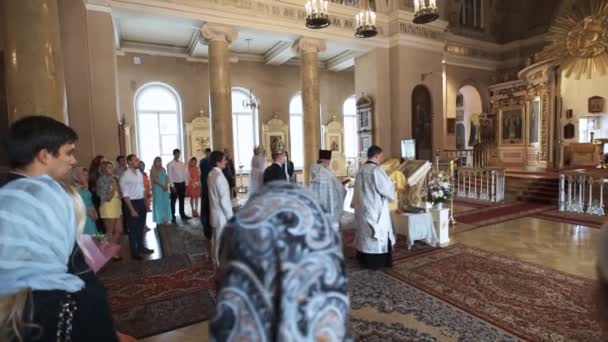 SAN PETERSBURGO - 25 DE JUL: Tradicional boda de la iglesia ortodoxa — Vídeos de Stock