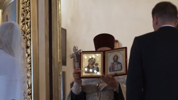 Αγία Πετρούπολη - 25 Ιουλ: Παραδοσιακή Ορθόδοξη εκκλησία γάμο — Αρχείο Βίντεο